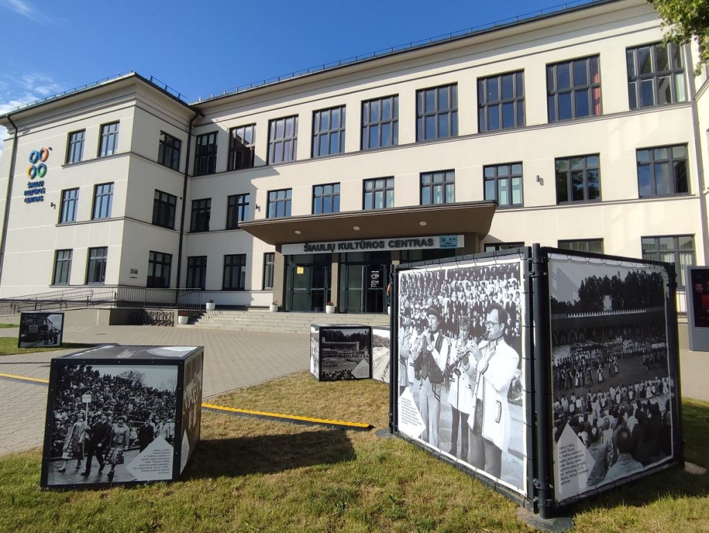 Šiaulių kultūros centras kviečia nusikelti į dainų švenčių šimtmetį fotografijų parodoje