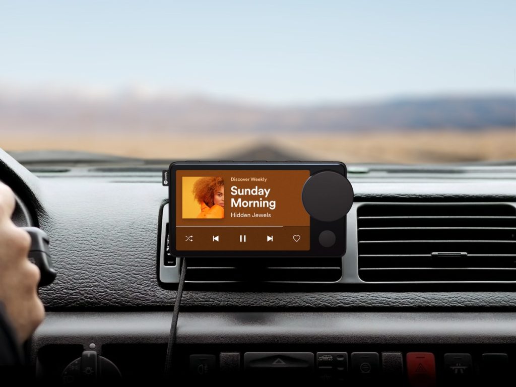 „Spotify“ visam laikui išjungs „Car Thing“, todėl vartotojai reikalaus grąžinti pinigus