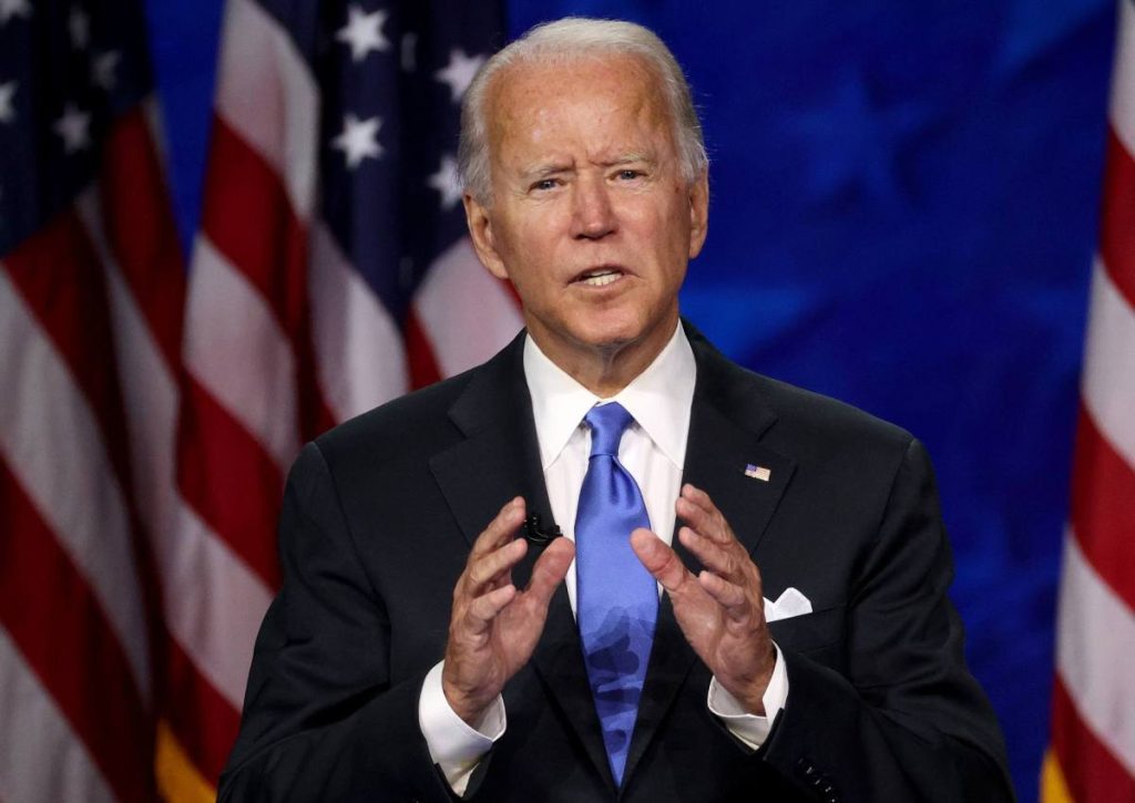 Bideno kampanija siekia pasamdyti patyrusį memų valdovą