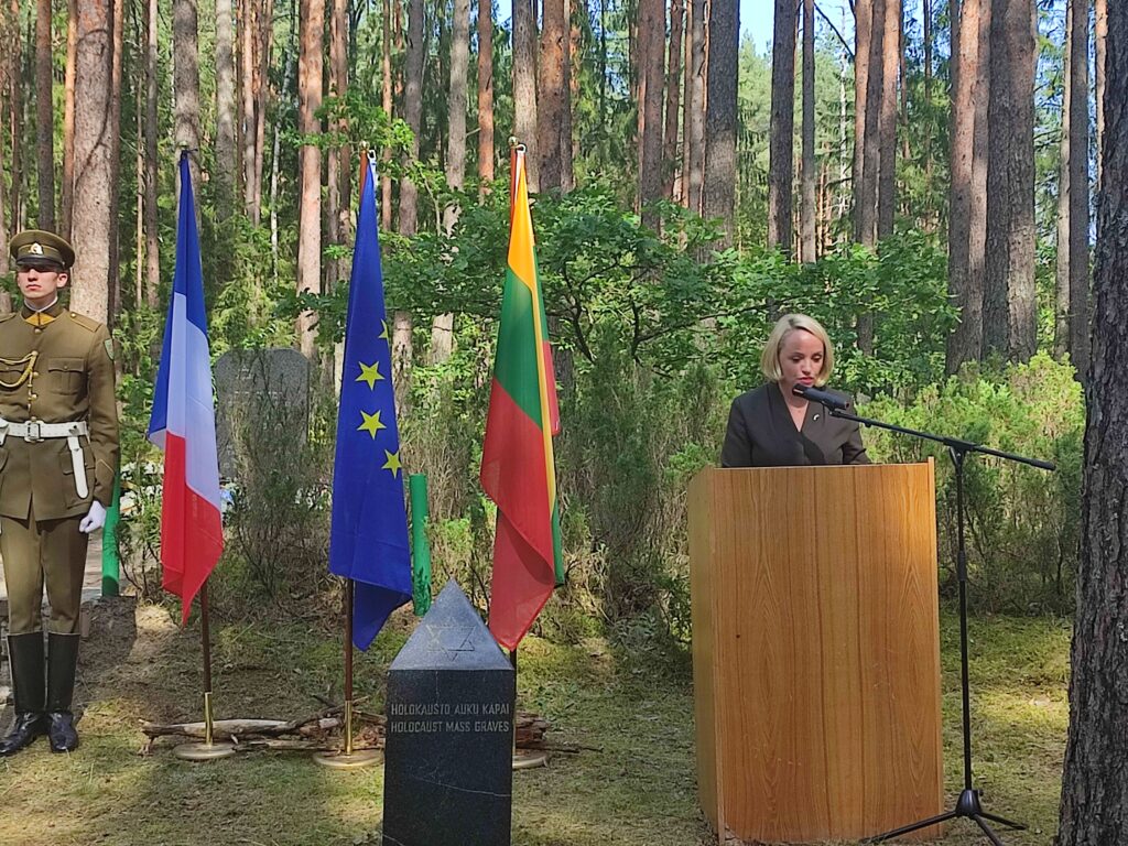 Holokausto aukų minėjimas Pravieniškėse (nuotraukoje: Užsienio reikalų viceministrė G. Grigaitė-Daugirdė)