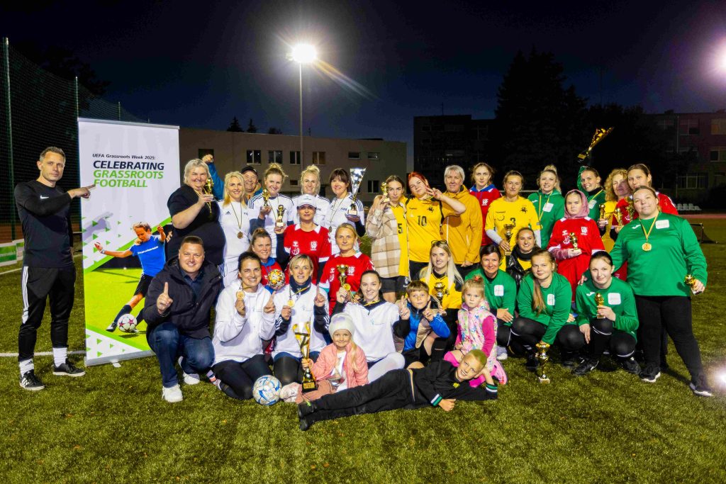 Skirtingų profesijų atstovės jėgas išbandė futbolo aikštėje