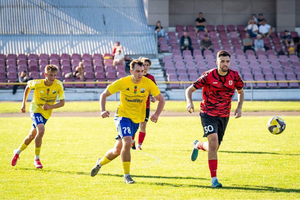 LFF II lyga: lyderių duetai abiejuose divizionuose neklumpa