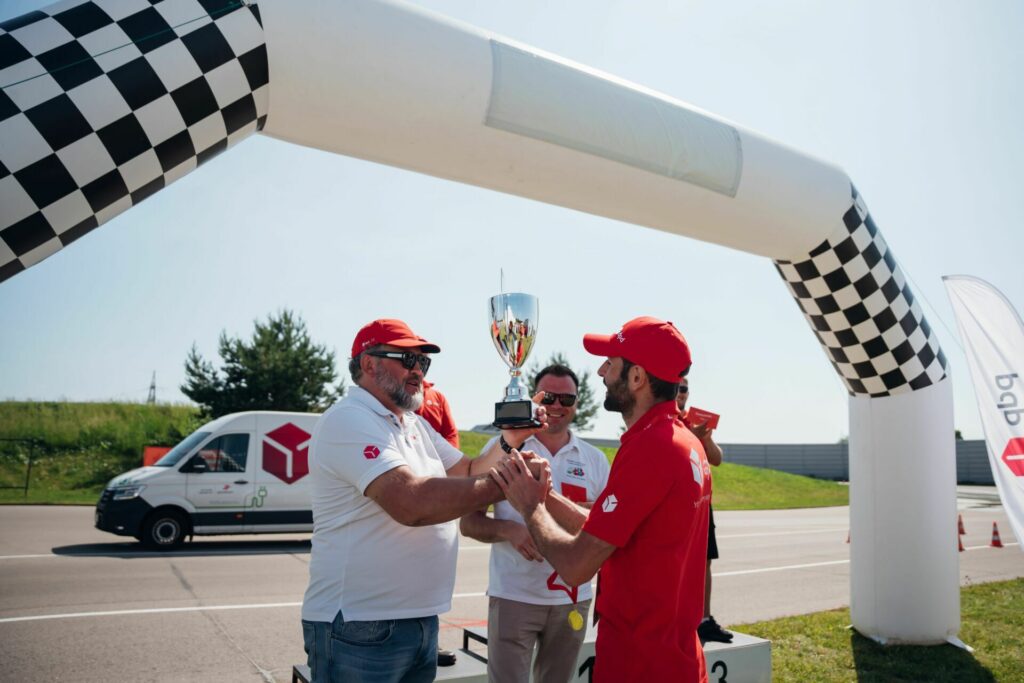 Daugiau nei vairuotojas – lietuvis sieks geriausio Europos kurjerio titulo