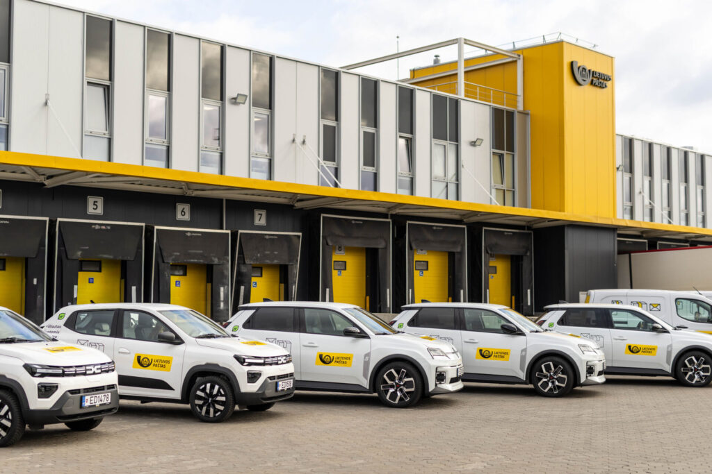 Siuntos ir laiškai keliaus tvariau: trečdalį Lietuvos pašto transporto sudarys elektromobiliai