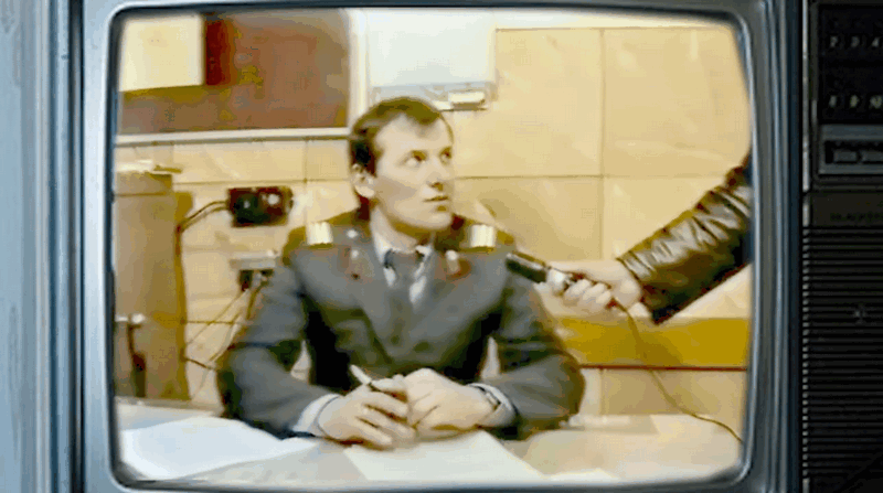 Stop kadras iš vaizdo įrašo „1989-ųjų eksperimentinė Šiaulių televizija. Egzotiškas Šiaulių gyvenimas lygiai prieš 35 metus“ (kūrėjai Rolandas Statulevičius, Valdis Šapoka ir kt.), 1989 m.