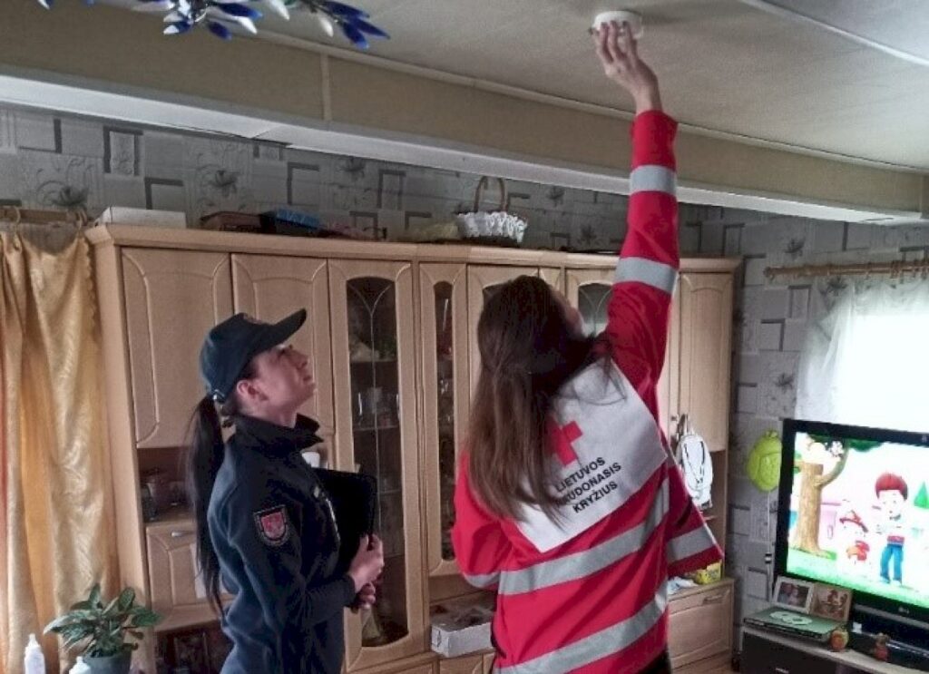 Pareigūnai ir savanoriai lanko socialiai pažeidžiamų žmonių būstus