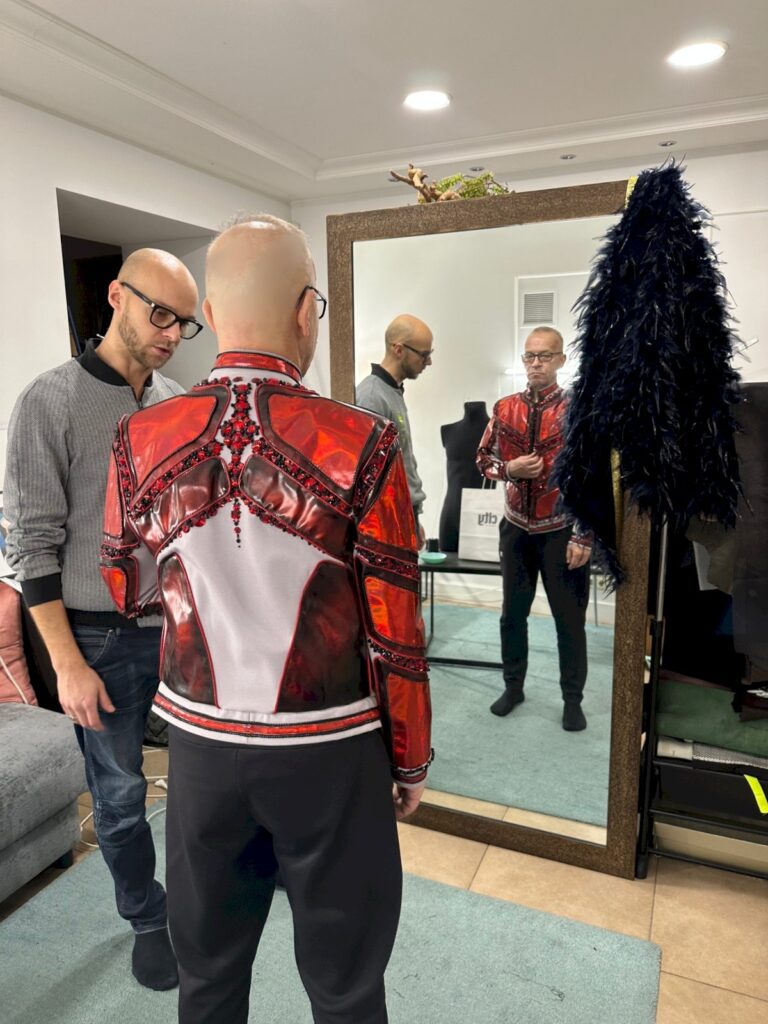 Dizaineris atskleidė Kerbedžio kostiumo kainą