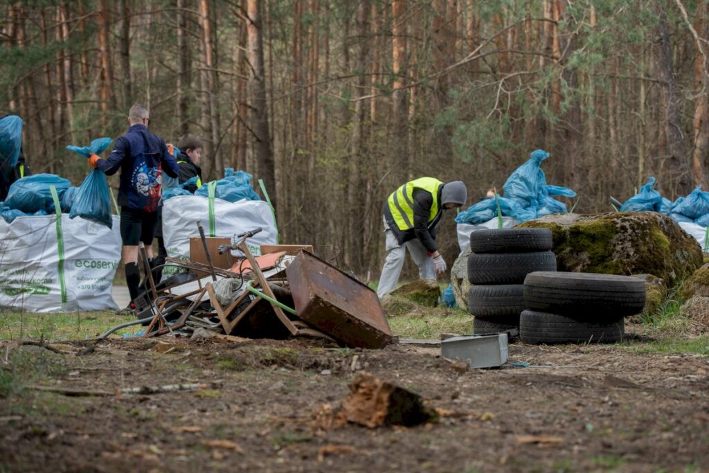 Vilniaus miškai švarėja – išvežta daugiau nei dvidešimt sunkvežimių atliekų