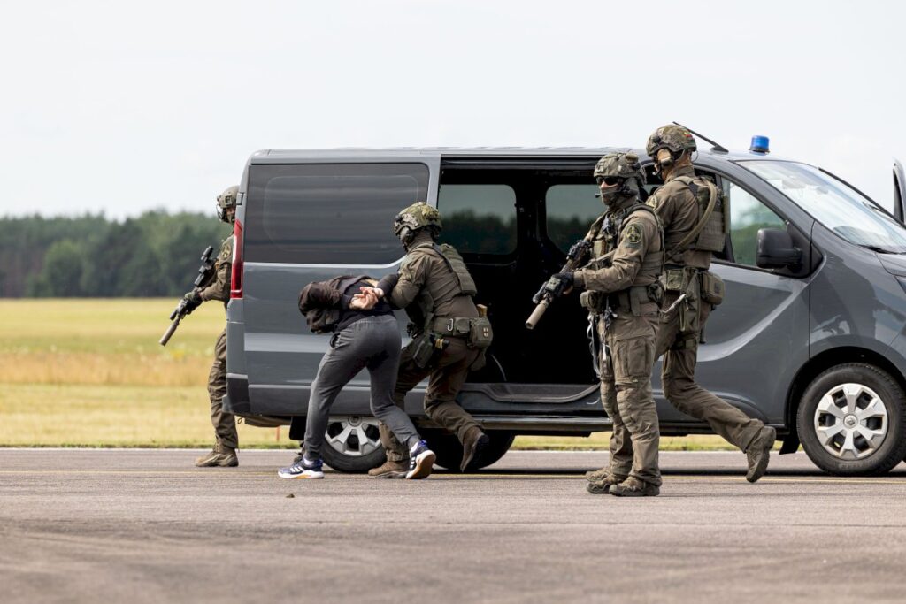 Jungtinės teisėsaugos pajėgos sudavė smūgį kontrabandos oro balionais gabentojams