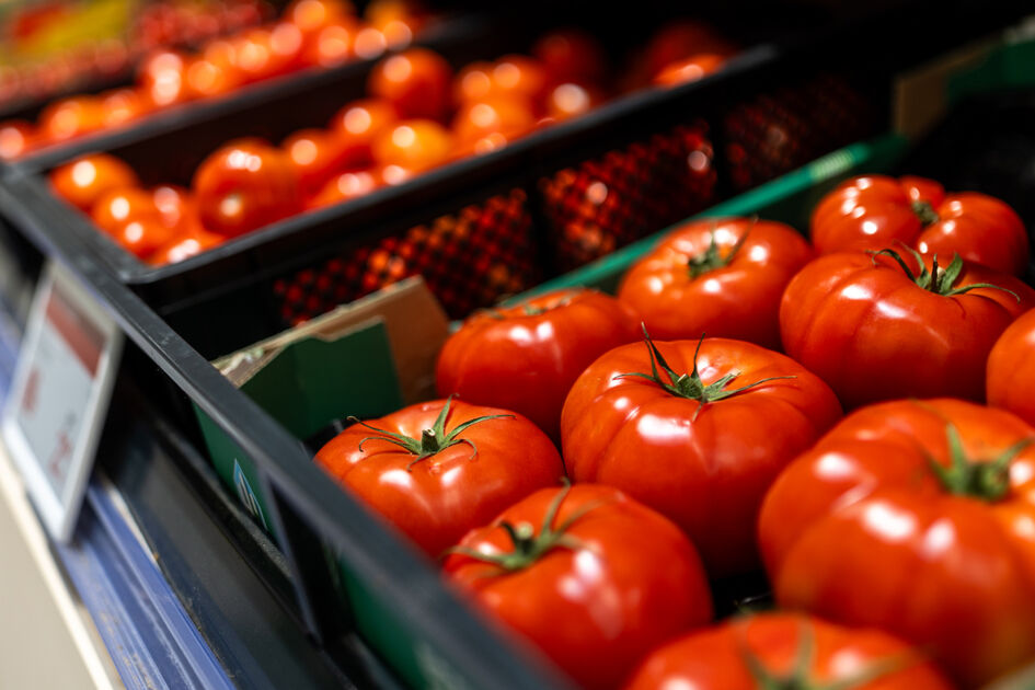 „Iki“ parduotuvėse – pirmasis lietuviškų pomidorų derlius