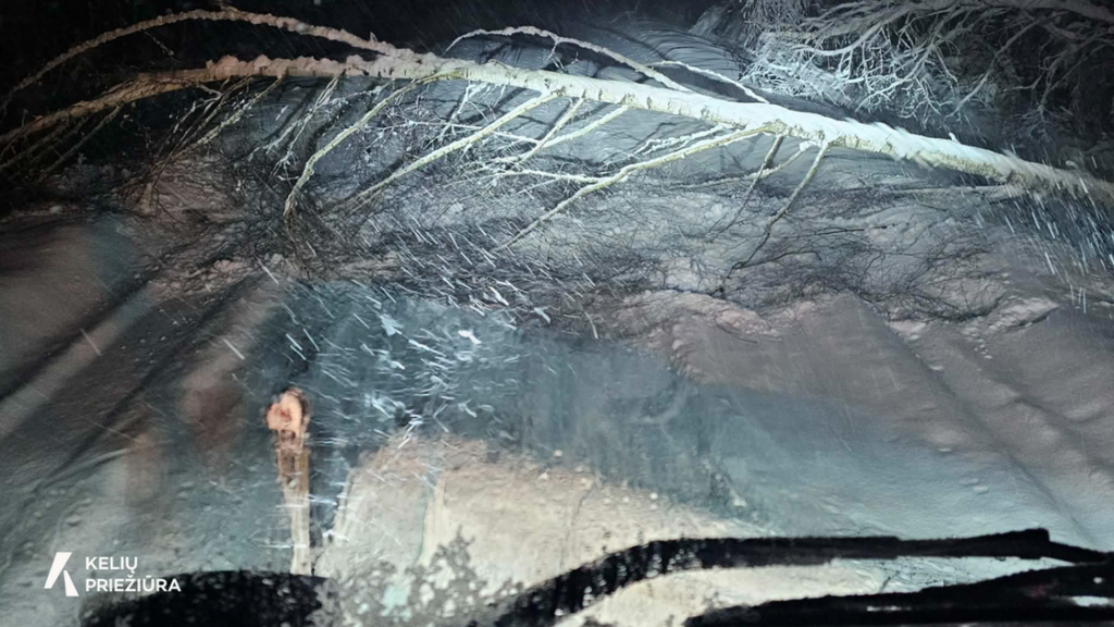 AB „Kelių priežiūra“ įspėja dėl sudėtingų eismo sąlygų Lietuvoje