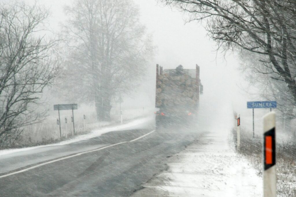 Žiemos įtaka Lietuvos automagistralėms: dangos pokyčiai ir priežiūros darbai