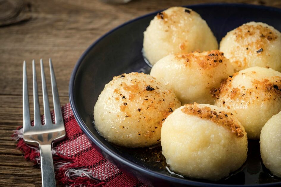 Vasario 16-osios išvakarės: tautinė atributika ir šventiniai cepelinai karaliauja pirkėjų krepšeliuose