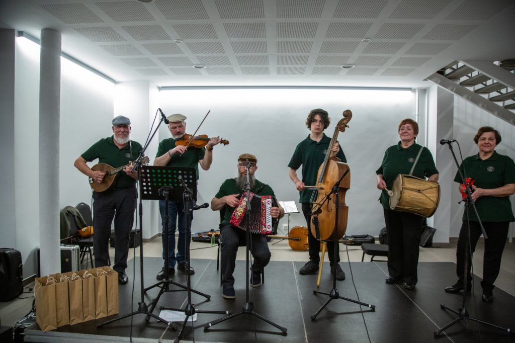Šiauliuose praūžė folklorinių šokių vakaronė „Vieversio šokiai“