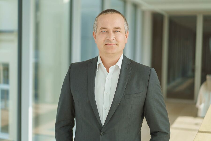 Po žiemos keliuose daugėja asfalto atplaišų: ką daryti pastebėjus įdaužą stikle?