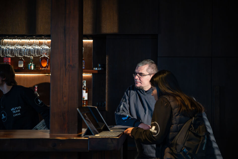 Ar išmanusis telefonas gali pakeisti kino kamerą? Emilio Vėlyvio naujas serialas filmuojamas telefonu.