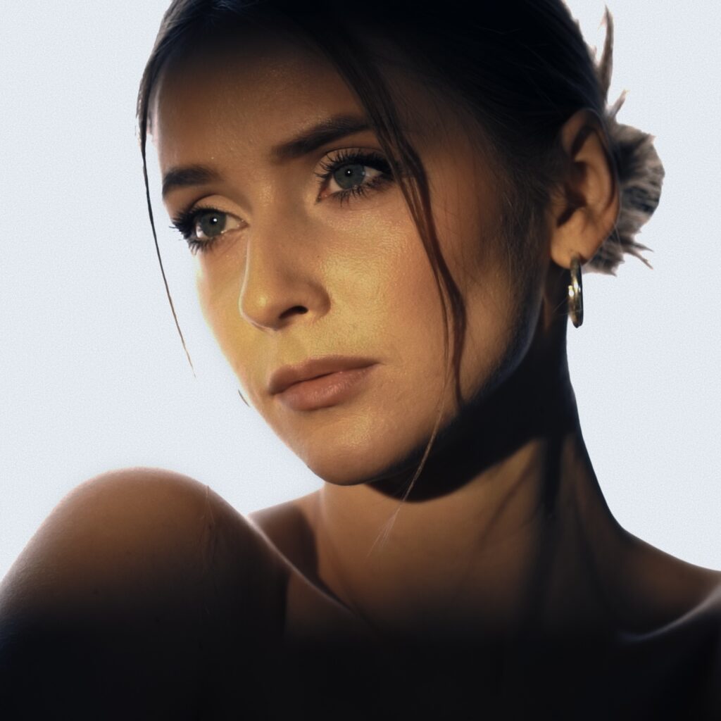 Naujas vardas Lietuvos popscenoje: Eima pristato dainą ir pačios kurtą vaizdo klipą „Pasileidžiam“