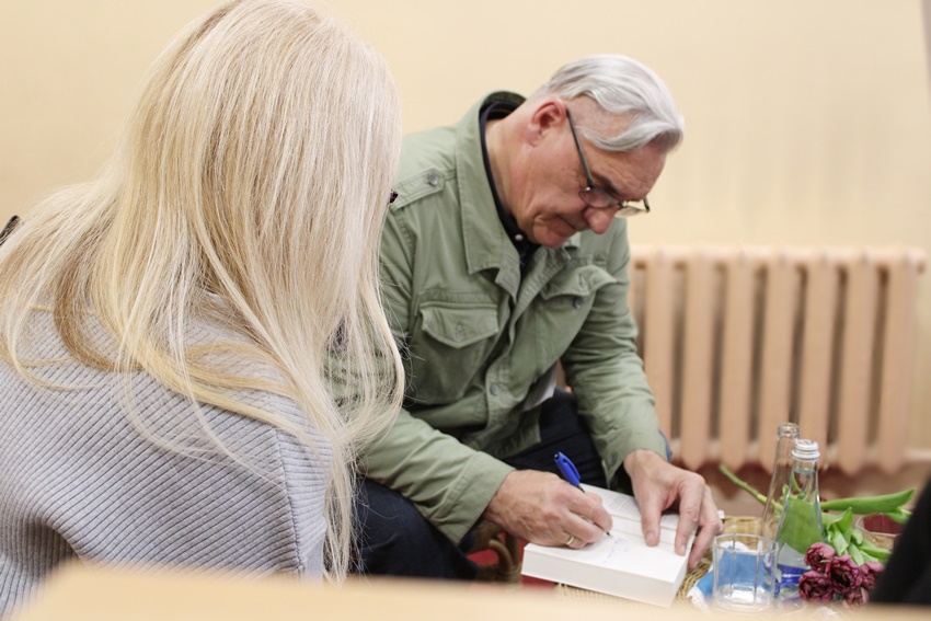 Algirdo Kaušpėdo romano „Koplyčia“ pristatymas bibliotekoje „Židinys“ virto atviru pokalbiu apie netektį ir tikėjimą