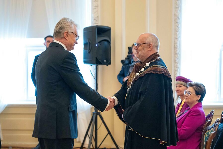 Estijos Prezidentui Alarui Karisui suteiktas Vytauto Didžiojo universiteto garbės daktaro vardas